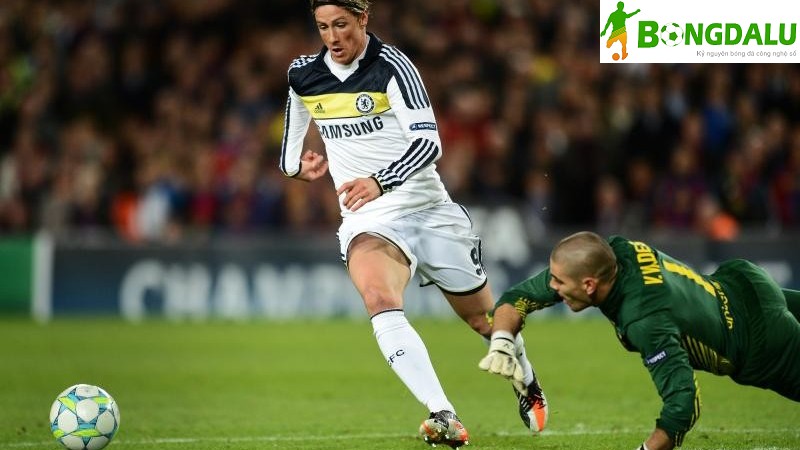 Torres giúp Chelsea vượt qua Barcelona